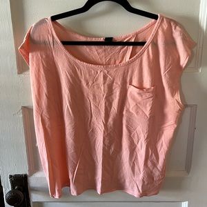 Open back cap sleeve t-shirt. Color peach, size small.